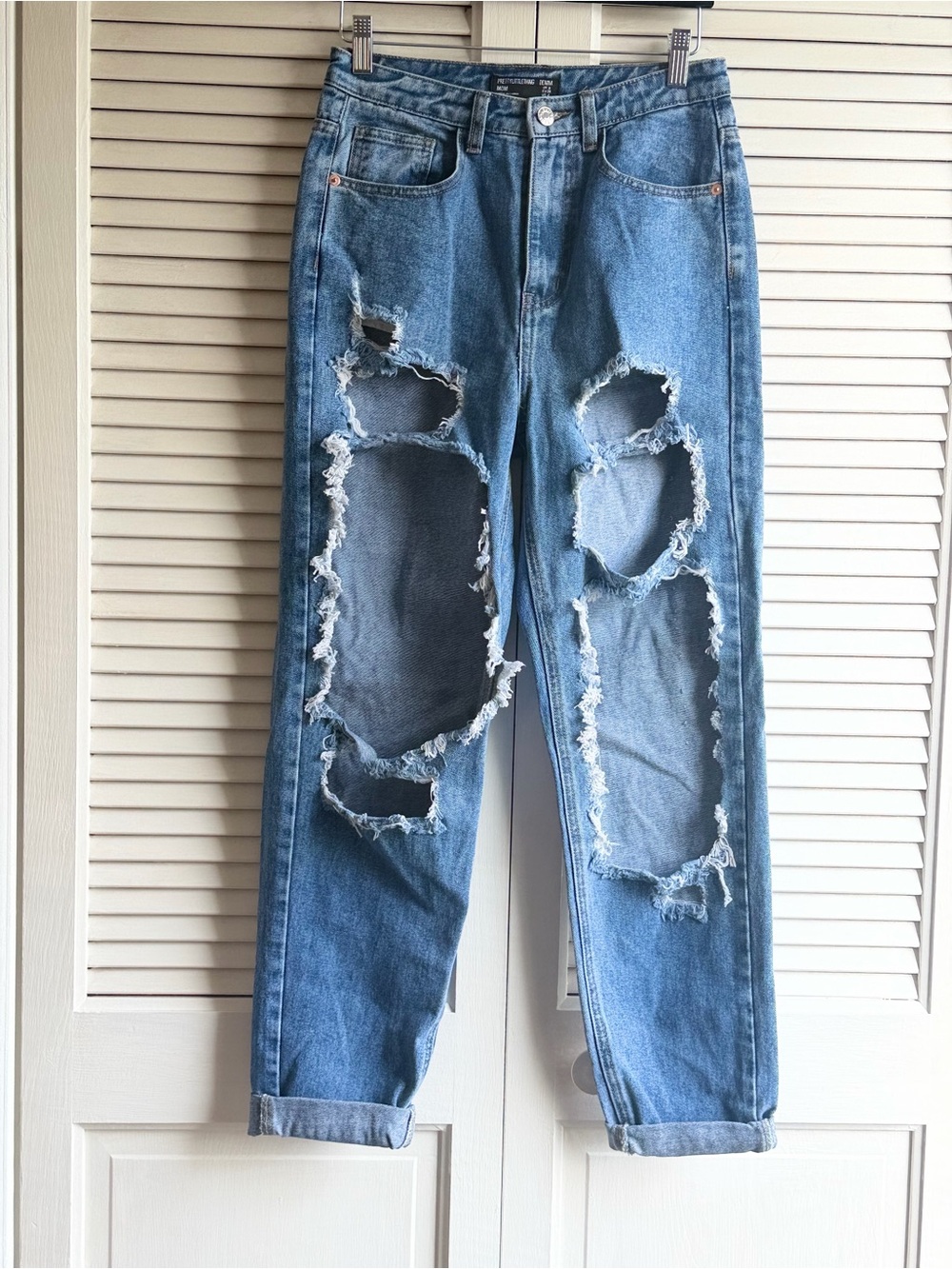 PrettyLittleThing - open thigh, ripped mom jeans NWT